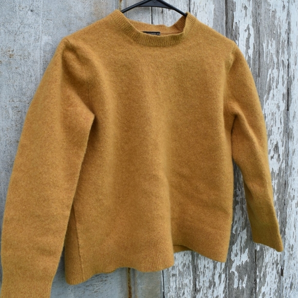 Banana Republic Sweaters - Banana Republic Italian Yarn Crew Neck Sweater